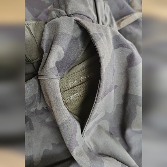 Lululemon On the Fly Jogger Pants, size 2, 28", Dark Camo, EUC - Picture 14 of 14